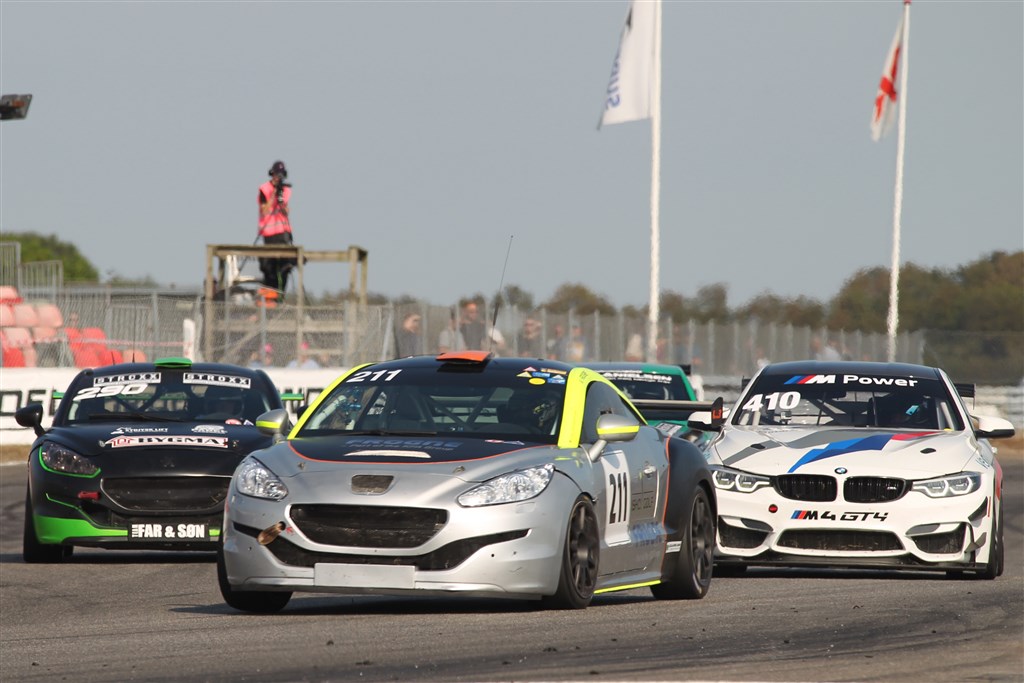 Kaare Frogne (211) kæmpede sig til en tæt sejr foran Team Far & Søn (290) i det andet løb for Danish Endurance Championship.
(Foto: Henning Smed Madsen)